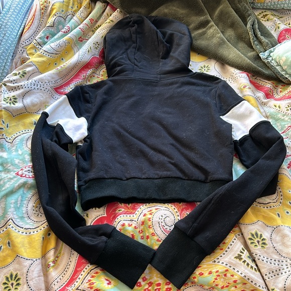 Buffbunny cropped hoodie - Picture 4 of 5